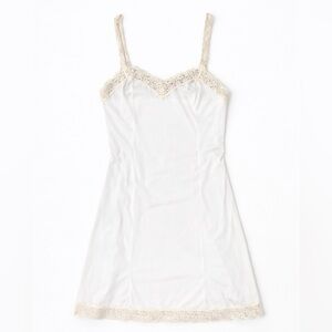 ivory vintage lace slip 🤍